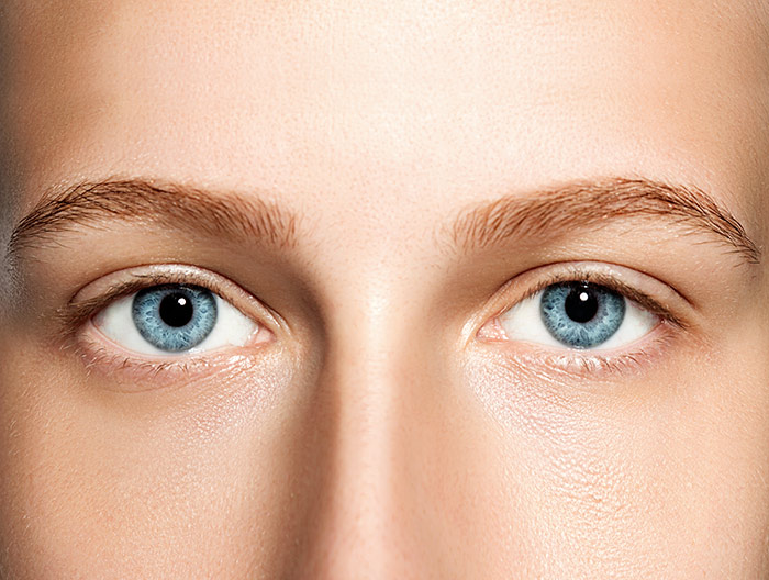 ladies eyes showing short eyelashes